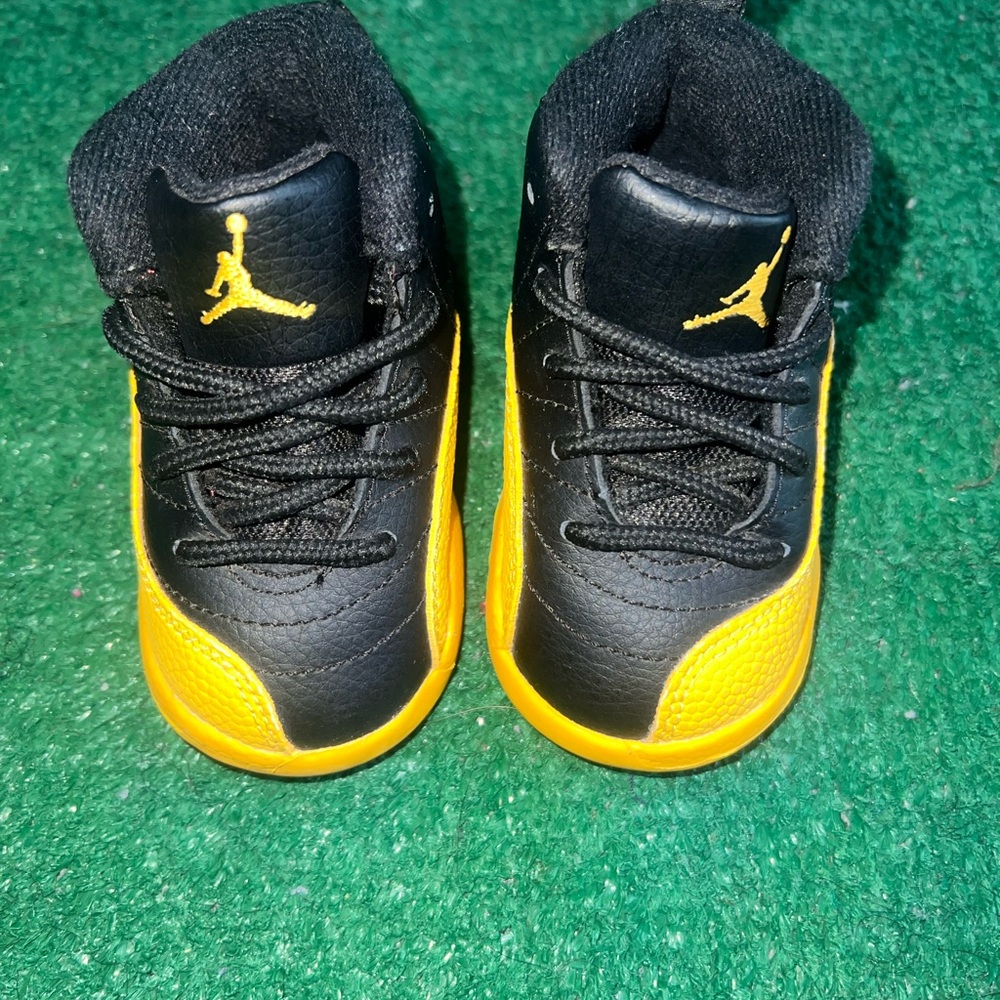 Jordan retro 12 university gold size 4c